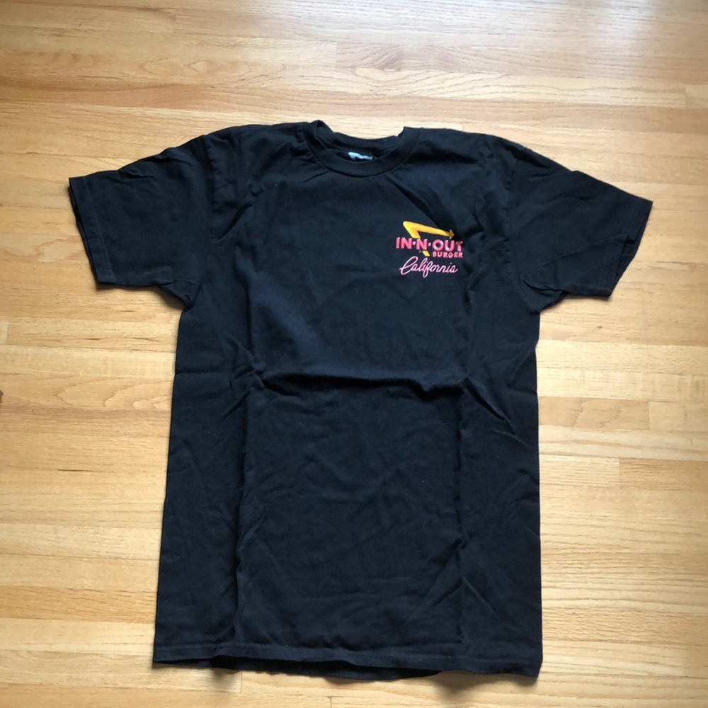 In-n-out burger California shirt size medium.